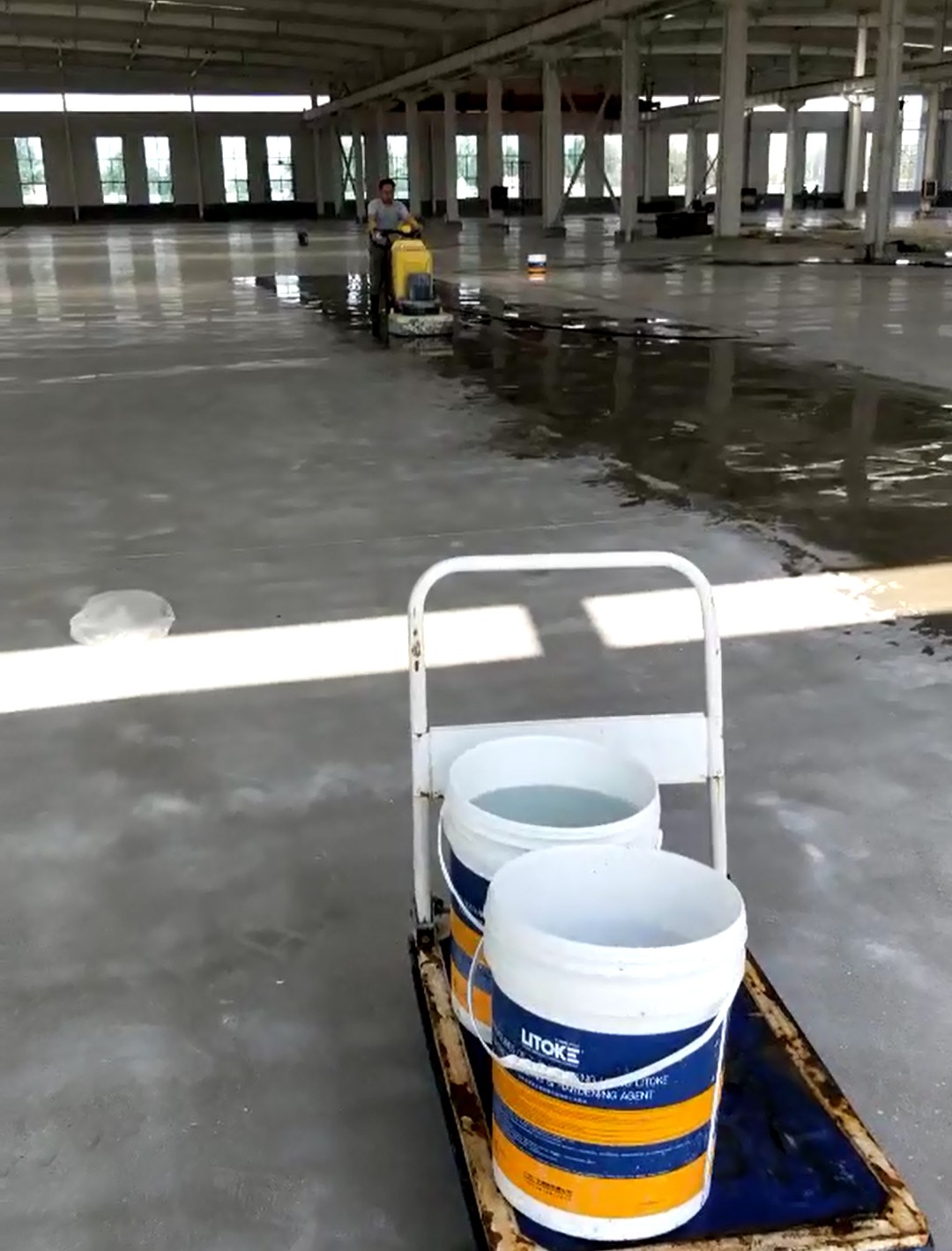 染色地坪進場施工.jpg 染色地坪進場施工.jpg